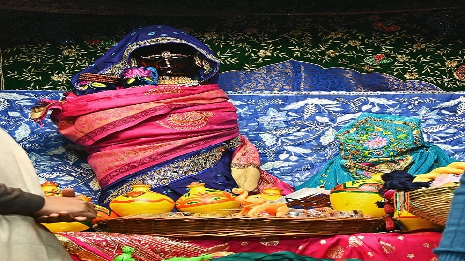 Thakur Radhavallabh became a toy seller and sometimes a cowherd devotees gathered to see him