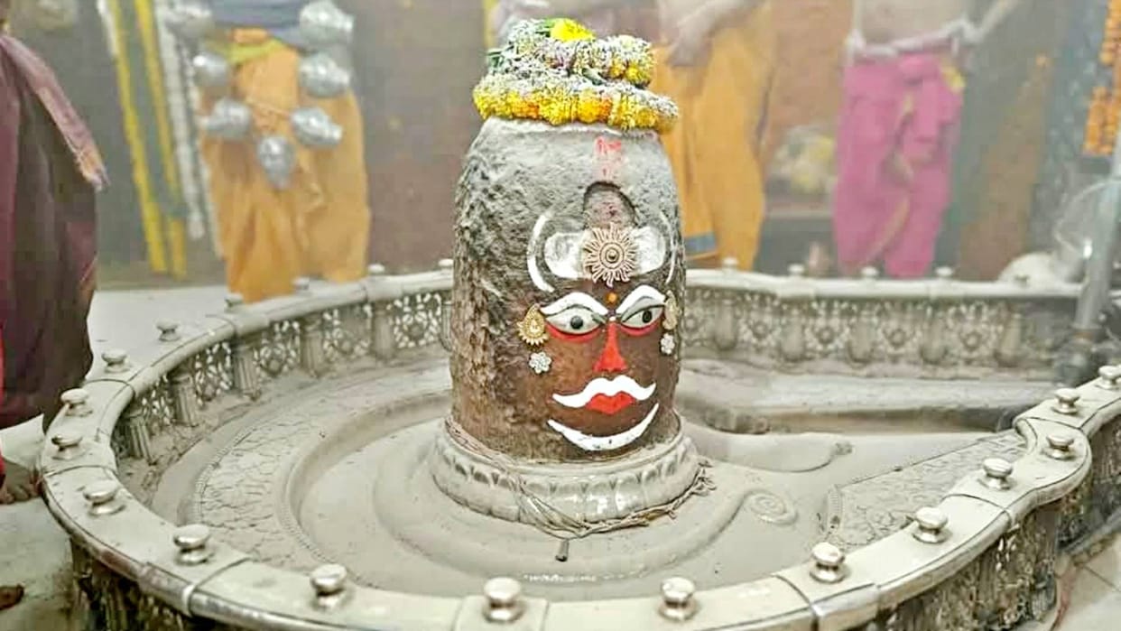 Baba Mahakal Lapse in security of Mahakal temple unknown person reached near sanctum sanctorum action