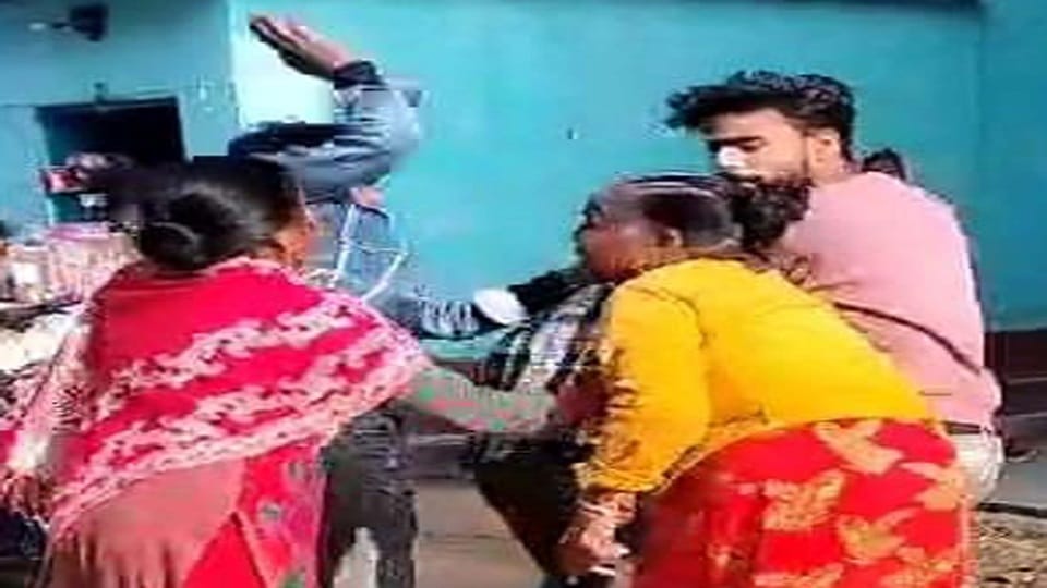 Mob beats up father on suspicion of child theft