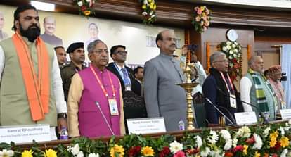 कार्यक्रम में मौजूद डिप्टी सीएम, विधानसभा अध्यक्ष और लोकसभा अध्यक्ष।