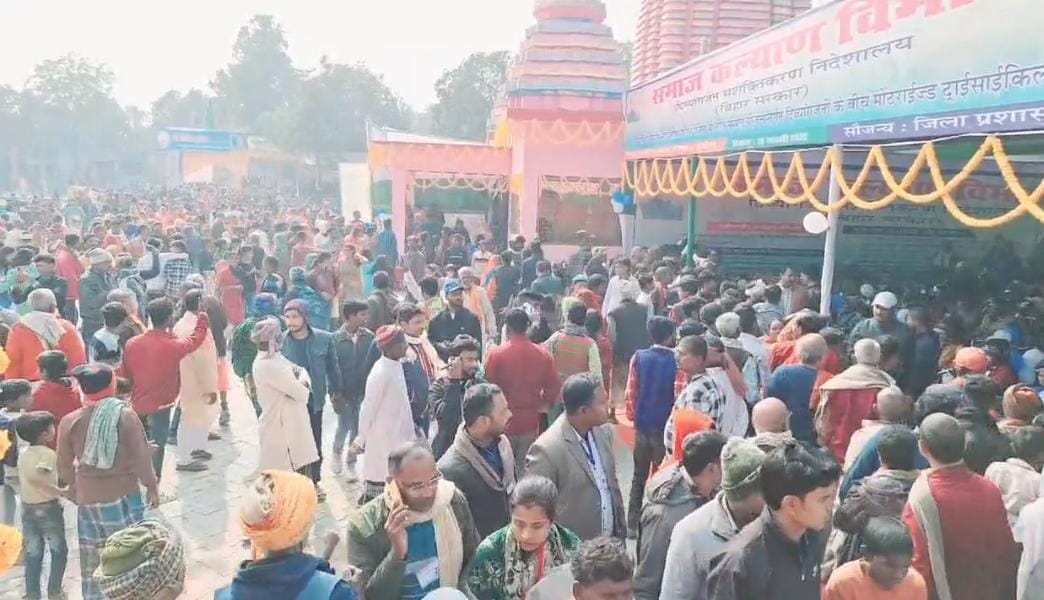 मुख्यमंत्री नीतीश कुमार के कार्यक्रम में उमड़ी भीड़।