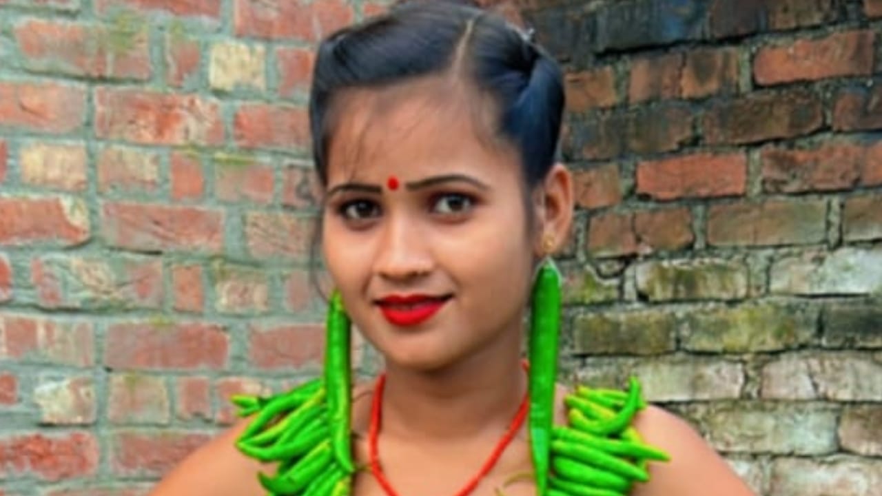 village girl became famous on YouTube by making a dress of vegetables in shahjahanpur