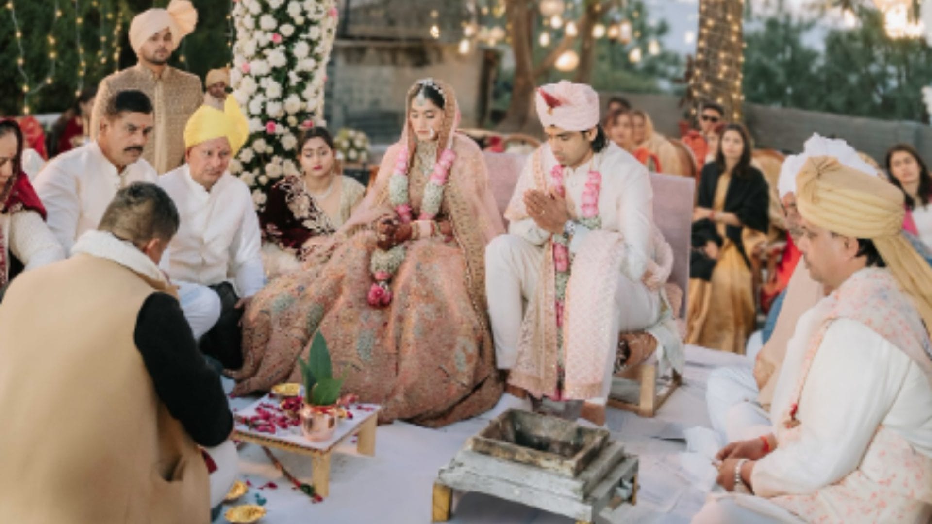 Neeraj Chopra and himani Wedding photos viral on social media know about himani lehenga