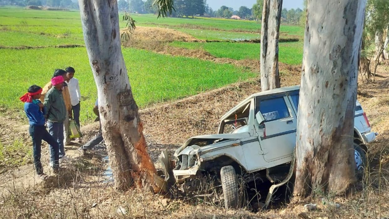 road Accident in sonbhadra Bolero returning Maha Kumbh for people injured one man critical condition