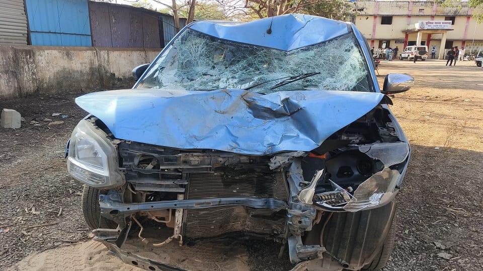 हादसे के बाद कार के उड़े परखच्चे