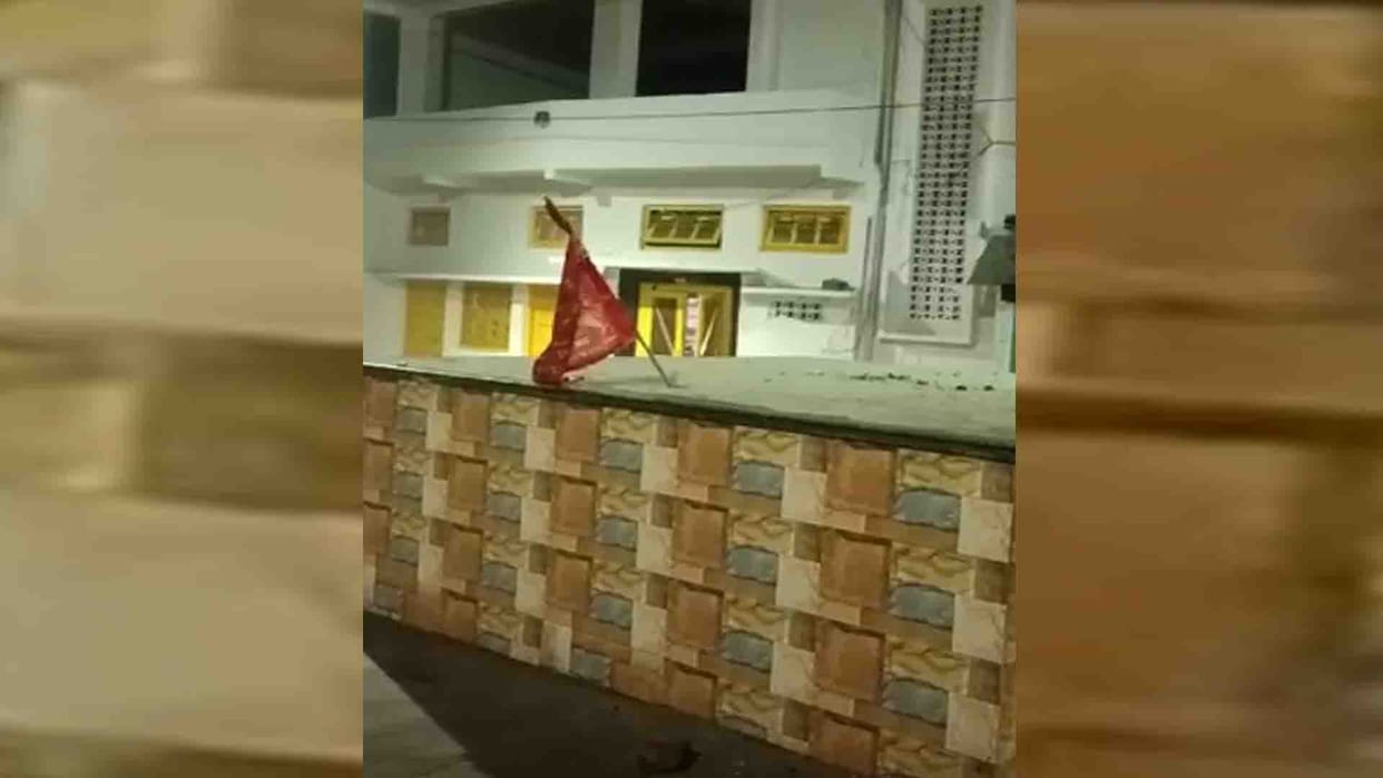 Kannauj: Attempt to spoil the atmosphere by hoisting saffron flag at Imam Chowk