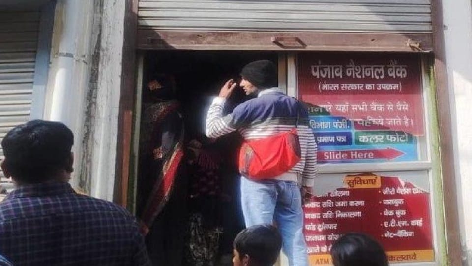 Saharanpur: Two caught making Aadhar card for Rs 200, told the team - CM drinks tea here