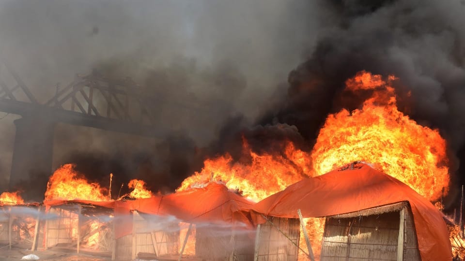 Prayagraj Mahakumbh Mela Fire News Cylinder Blast in Fire Photos News in Hindi fire was fanned by wind