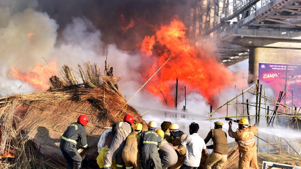 Prayagraj Mahakumbh Mela Fire News Cylinder Blast in Fire Photos News in Hindi fire was fanned by wind