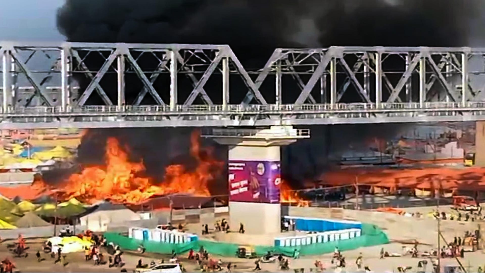 Prayagraj Mahakumbh Mela Fire News Fire broke out below Passengers kept making videos from train going above