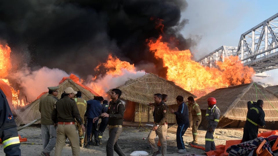 Fire In Mahakumbh: Three people trapped in the fire were rescued safely