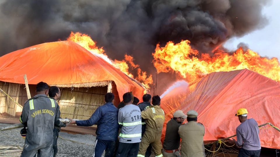 Prayagraj Mahakumbh Mela Fire News Cylinder Blast in Fire Photos News in Hindi fire was fanned by wind