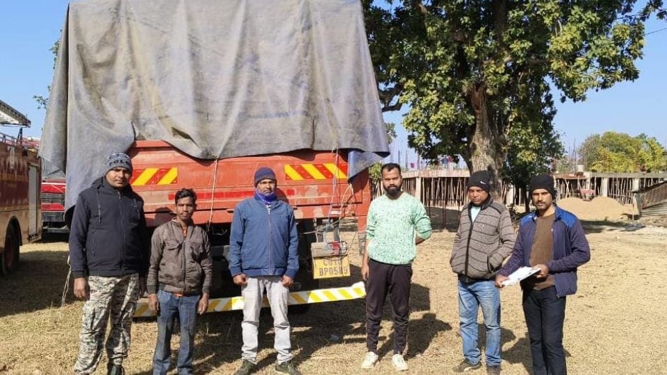 माजदा वाहन को धान सहित जब्त किया
