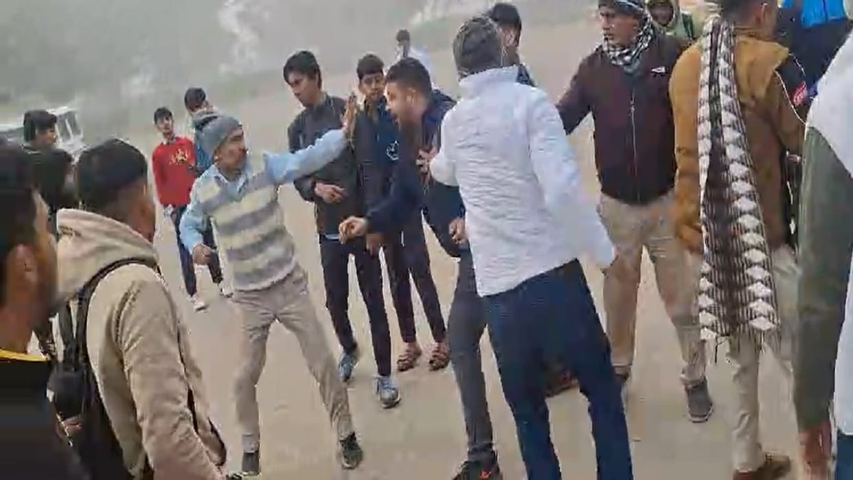 Roadways and private drivers and conductors clashed over picking up passengers in Bhiwani, both groups kicked