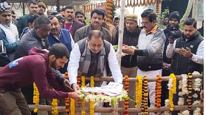 Ballia News: कड़ी सुरक्षा के बीच पीठाधीश्वर मौनी बाबा को दी गई समाधि, सैकड़ों की संख्या में मौजूद रहे शिष्य Peethadheeshwar Mouni Baba given Samadhi amidst tight security in ballia