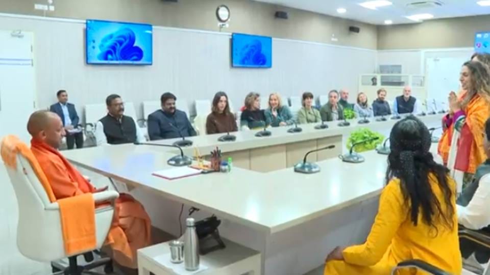 delegation from Italy met CM Yogi in Lucknow recited verses from Ramayana and also gained spiritual experienc