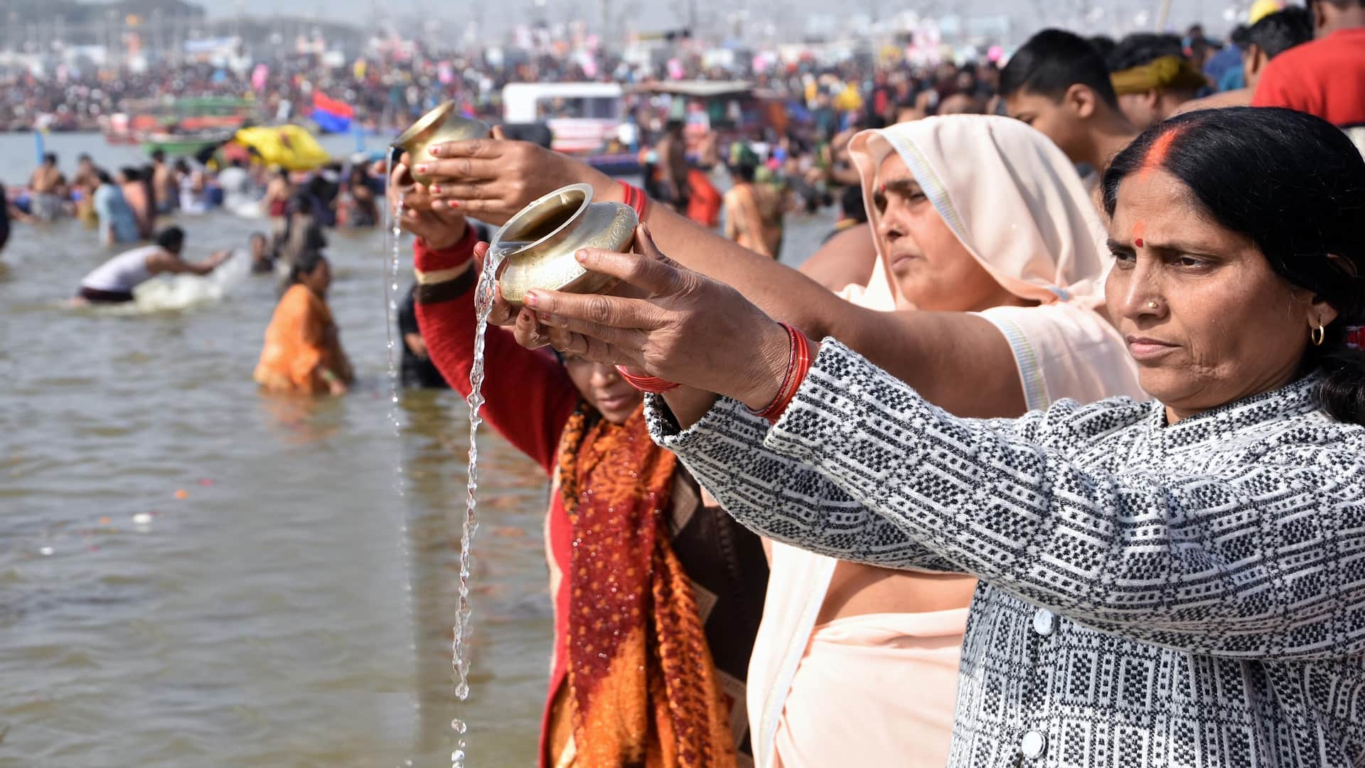 Kalpwasis started leaving the city of tents with Tulsi leaves, started chanting of Mother Ganga.