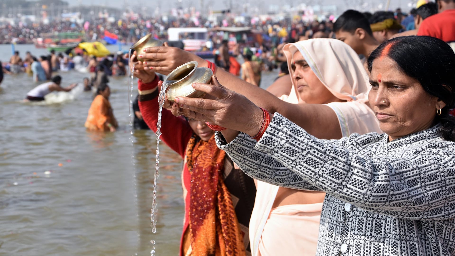 Kalpwasis started leaving the city of tents with Tulsi leaves, started chanting of Mother Ganga.