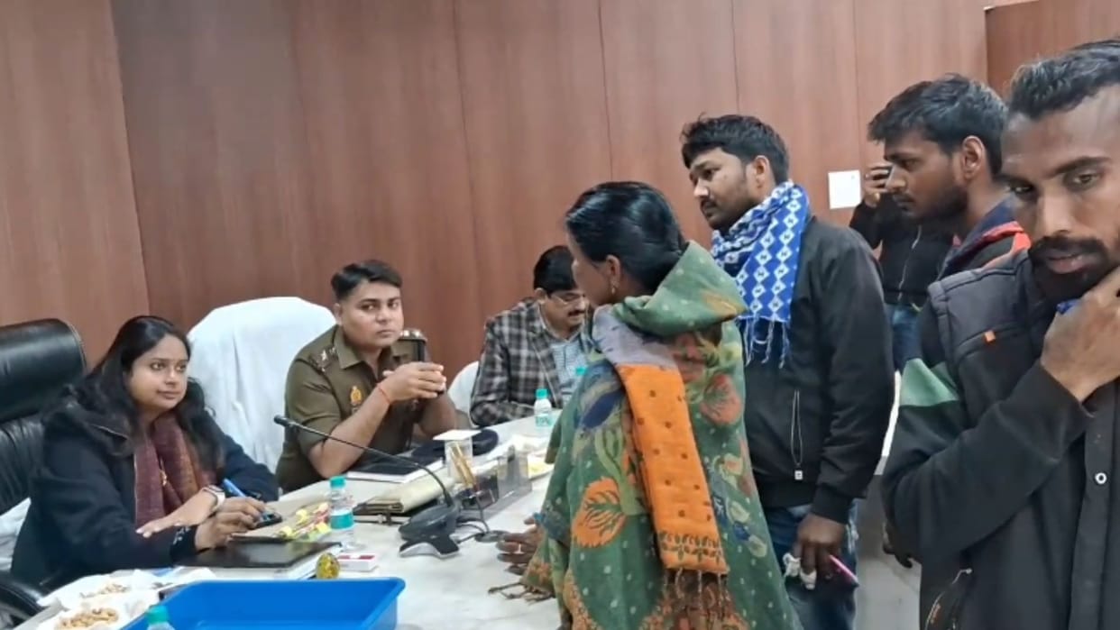 Sampoorna Samadhan Diwas DM Aryaka Akhouri ordered to stop salary of two BDO in Ghazipur