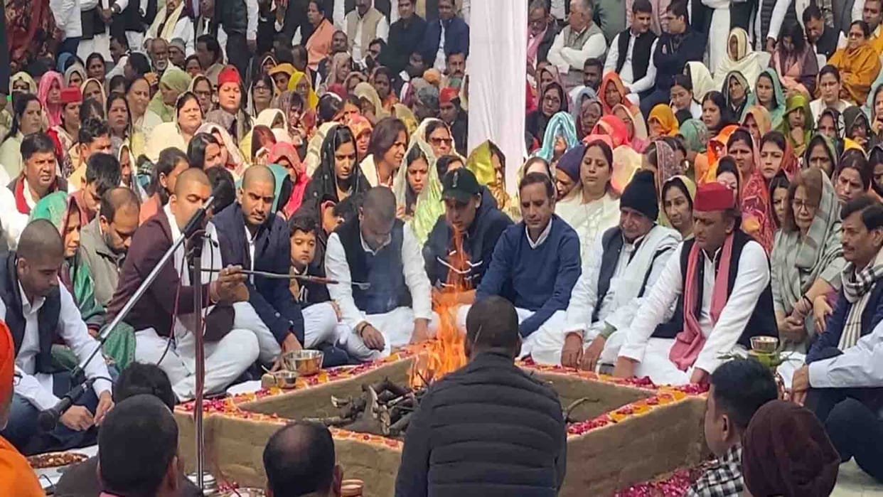 Shanti Yagna held after the death of former Chief Minister Akhilesh Yadav's uncle