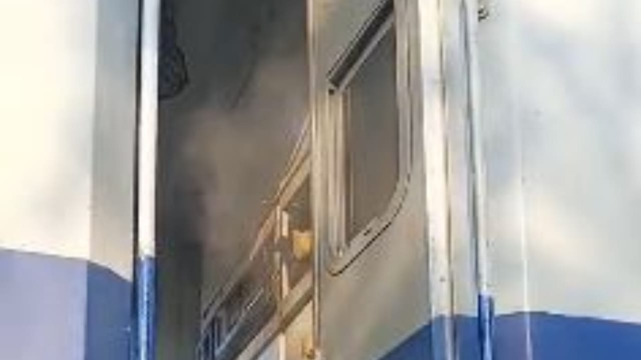 short circuit in Bareilly City-Kashipur DEMU train passengers scared seeing the smoke