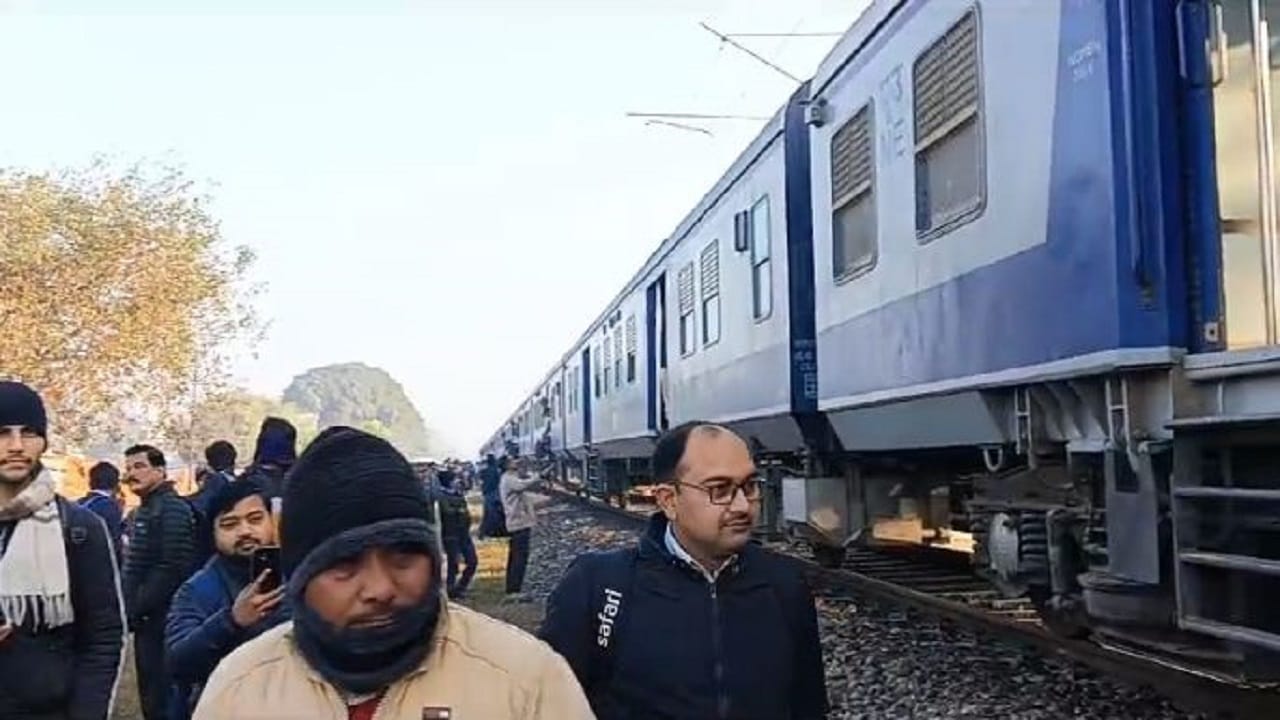 short circuit in Bareilly City-Kashipur DEMU train passengers scared seeing the smoke