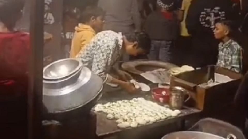 UP: Why rotis are being made by spitting in the hotels of Baghpat, matter came to light once again