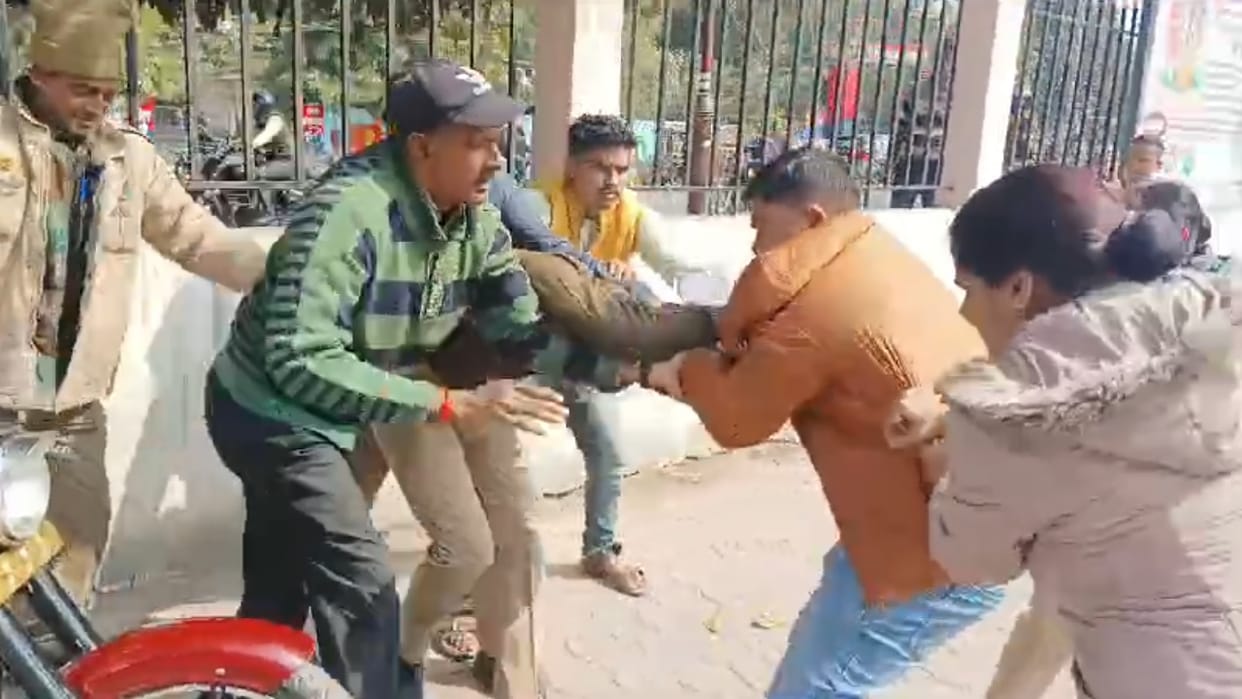 Viral Video News There was a fight between a constable and an inspector in Jhansi