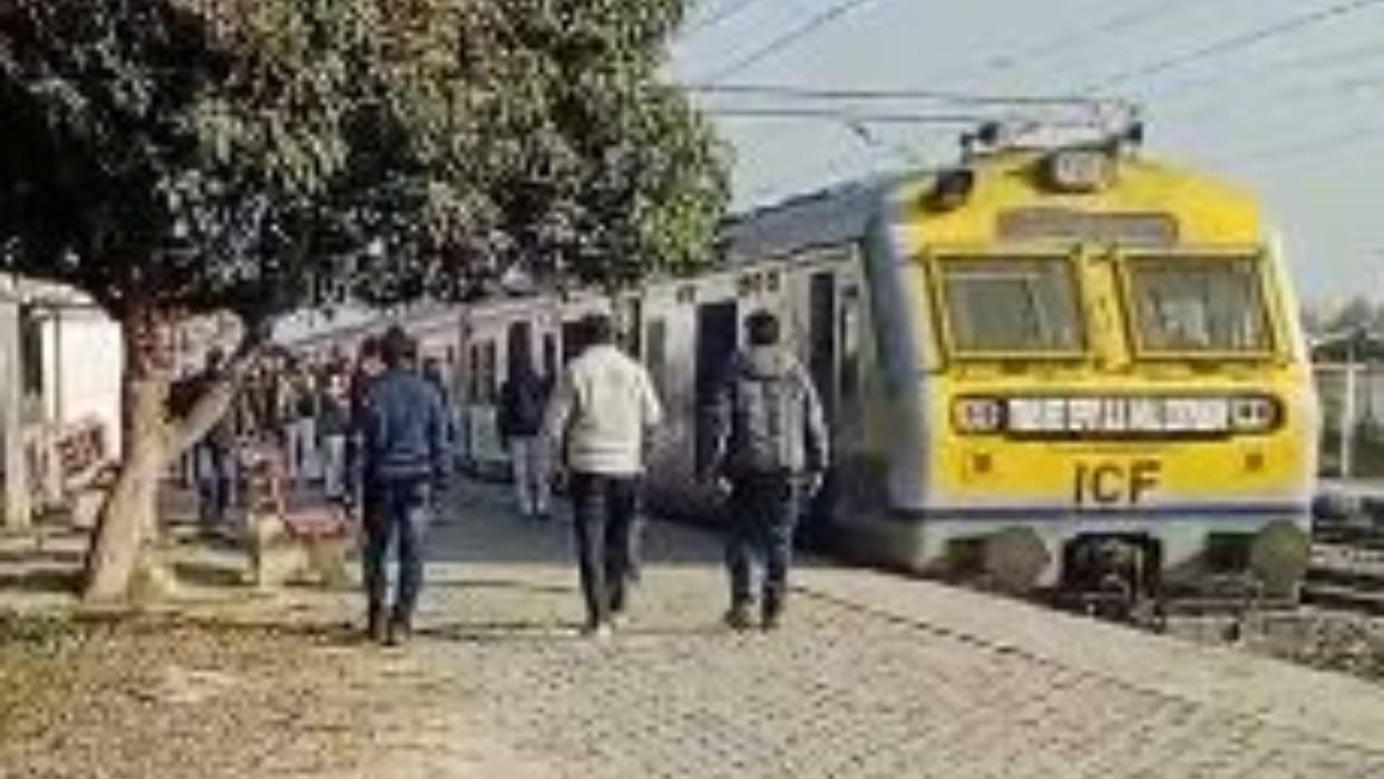 Indore News Ambedkar Nagar mhow Prayagraj Express Mahakumbh train