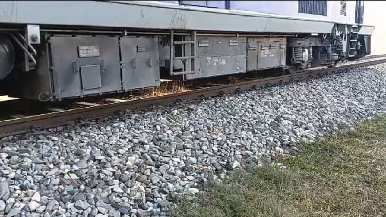 short circuit in Bareilly City-Kashipur DEMU train passengers scared seeing the smoke