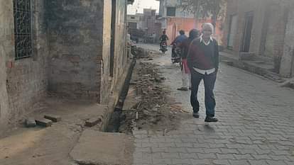 Muzaffarnagar: तिसंग में लाठी-डंडों से पीटकर किसान की हत्या... पिता-पुत्र और बेटी ने घर से निकालकर पीटा Muzaffarnagar: Farmer murdered by beating him with sticks in Tisang