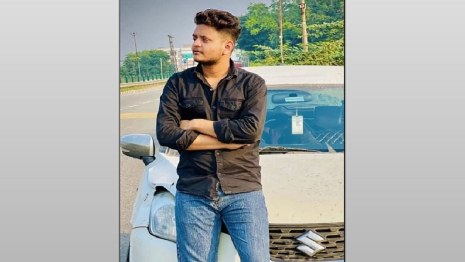 Shamli: Car overturned due to burst tire and fell in field, Saraf's son died, four injured.