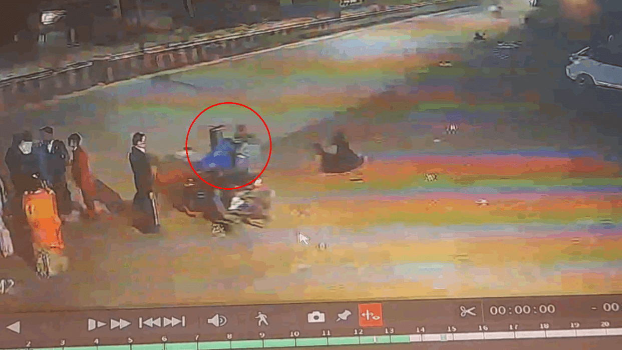 two miscreants snatched a bag from groom uncle In Loni