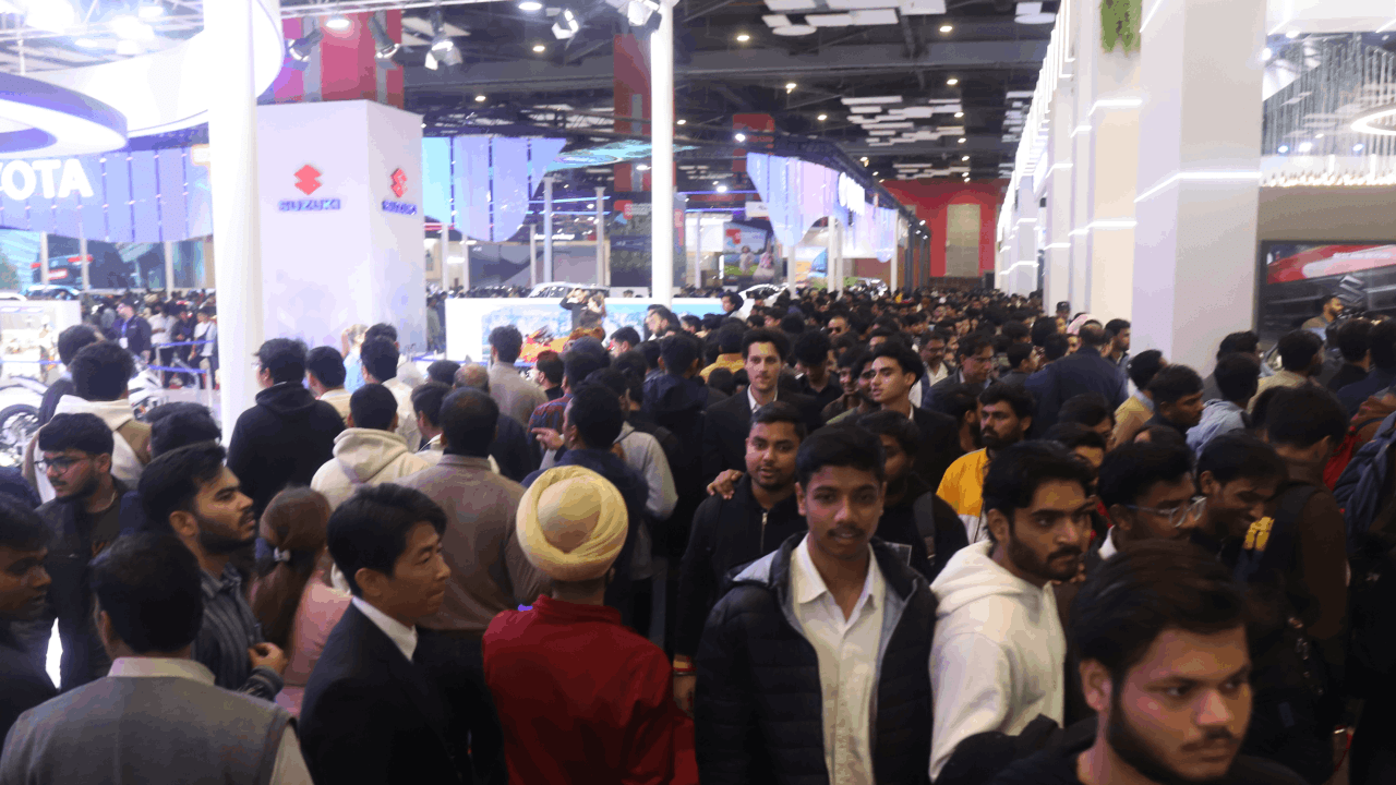 Auto Expo 2025 photos new bus Travel 1 km on e-cycle for 10 paise and Baby roller for narrow roads