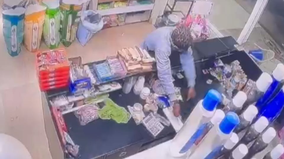 Men came to grocery store ran away with two mobile phones kept on counter