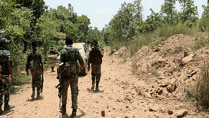 Bijapur Encounter: गंगालूर इलाके में नक्सलियों के साथ मुठभेड़ जारी, डीआरजी के दो जवान घायल Bijapur Encounter with Naxalites continues in Gangalur area and two DRG soldiers injured