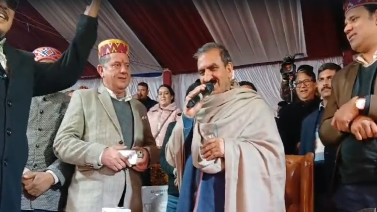 CM sukhvinder Sukhu sang this song from a famous Hindi film in Manali Winter Carnival