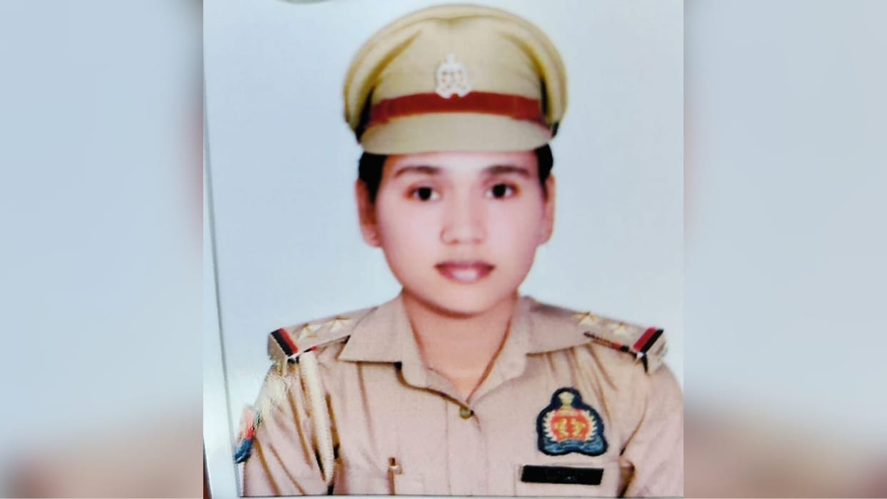 Varanasi DCP Gomti Zone Pramod Kumar honored SI Ankita Singh
