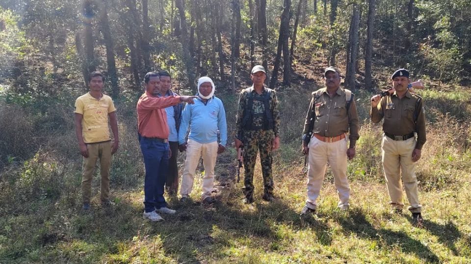 घटनास्थल पर मौजूद पुलिस व अन्य