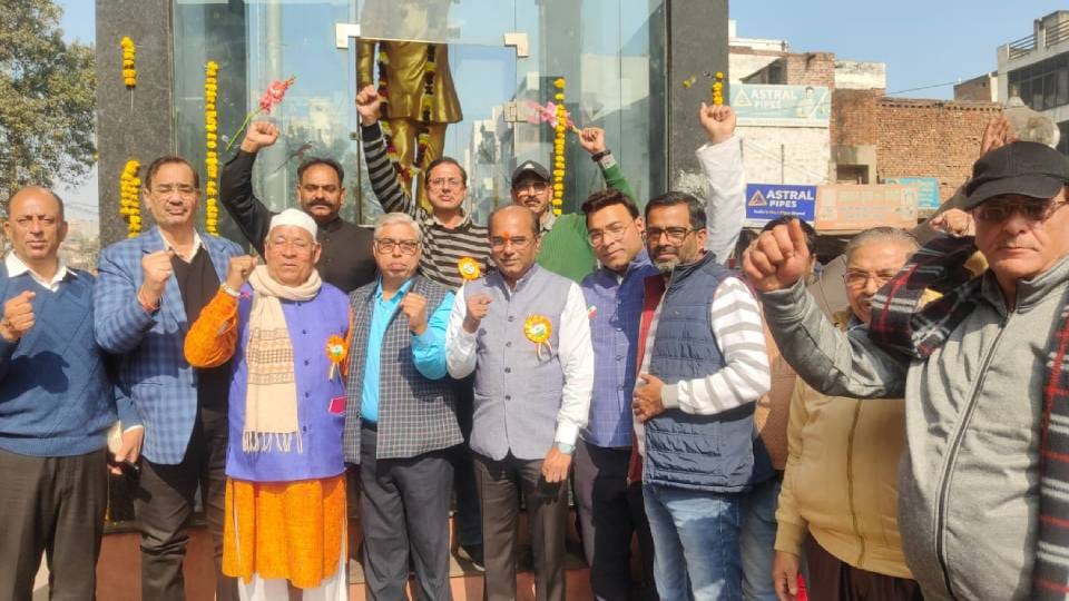Sindhi community paid tribute to Hemu Kalani on his martyrdom day in Lucknow