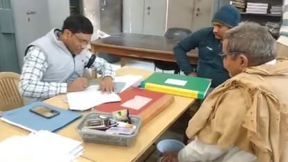 झज्जर में काले बिल्ले लगाकर काम करते पटवारी।