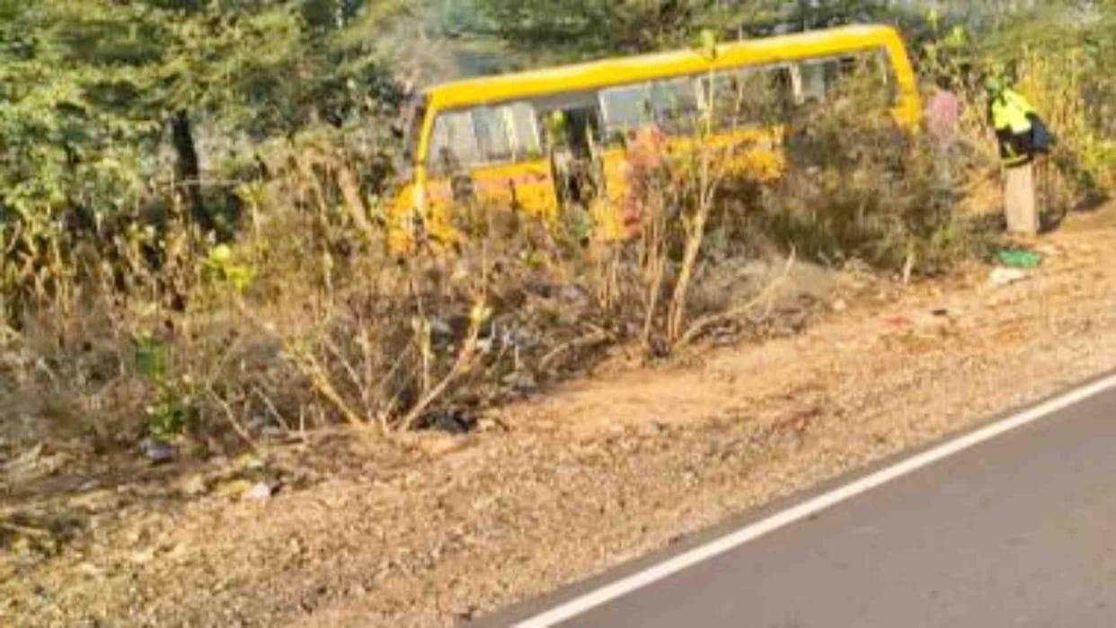 Churu News: A Max car carrying children from a private school met with an accident in Taranagar