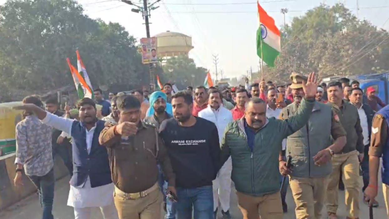 people took out procession for six lane in Chandauli scuffle with police took place