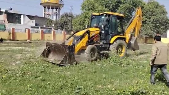 Basant Udyan Park Teams of departments reached with force removed the possession by breaking the lock