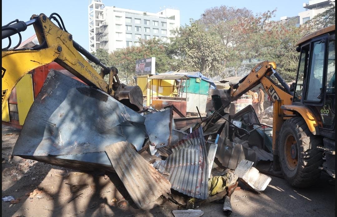 Indore News: Corporation demolished 200 kiosks of Meghdoot Chowpatty using JCB, anger among shopkeepers