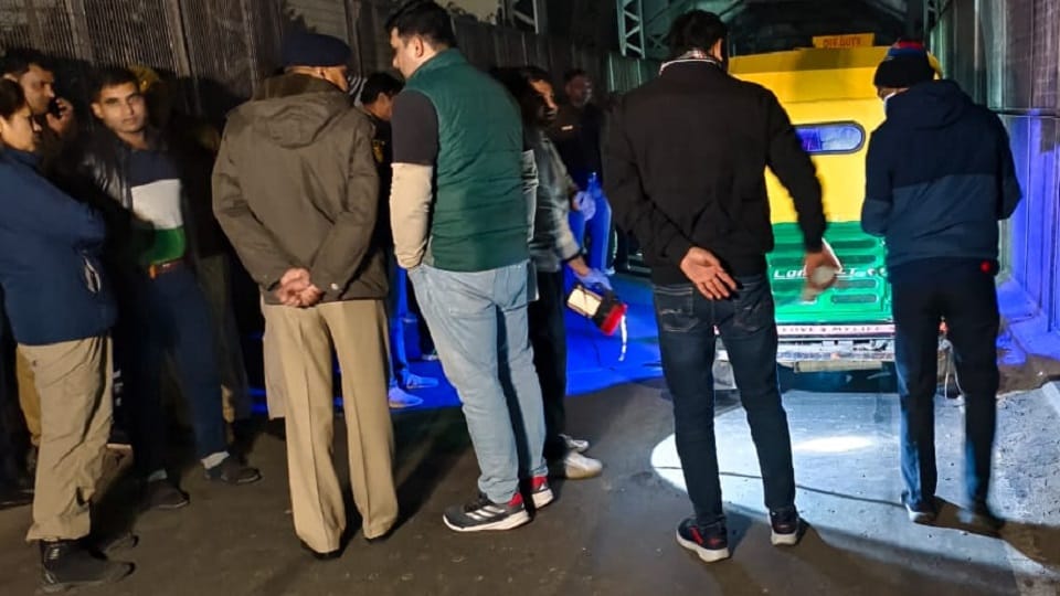 Auto driver murdered by slitting his throat in Gandhi Nagar police station area