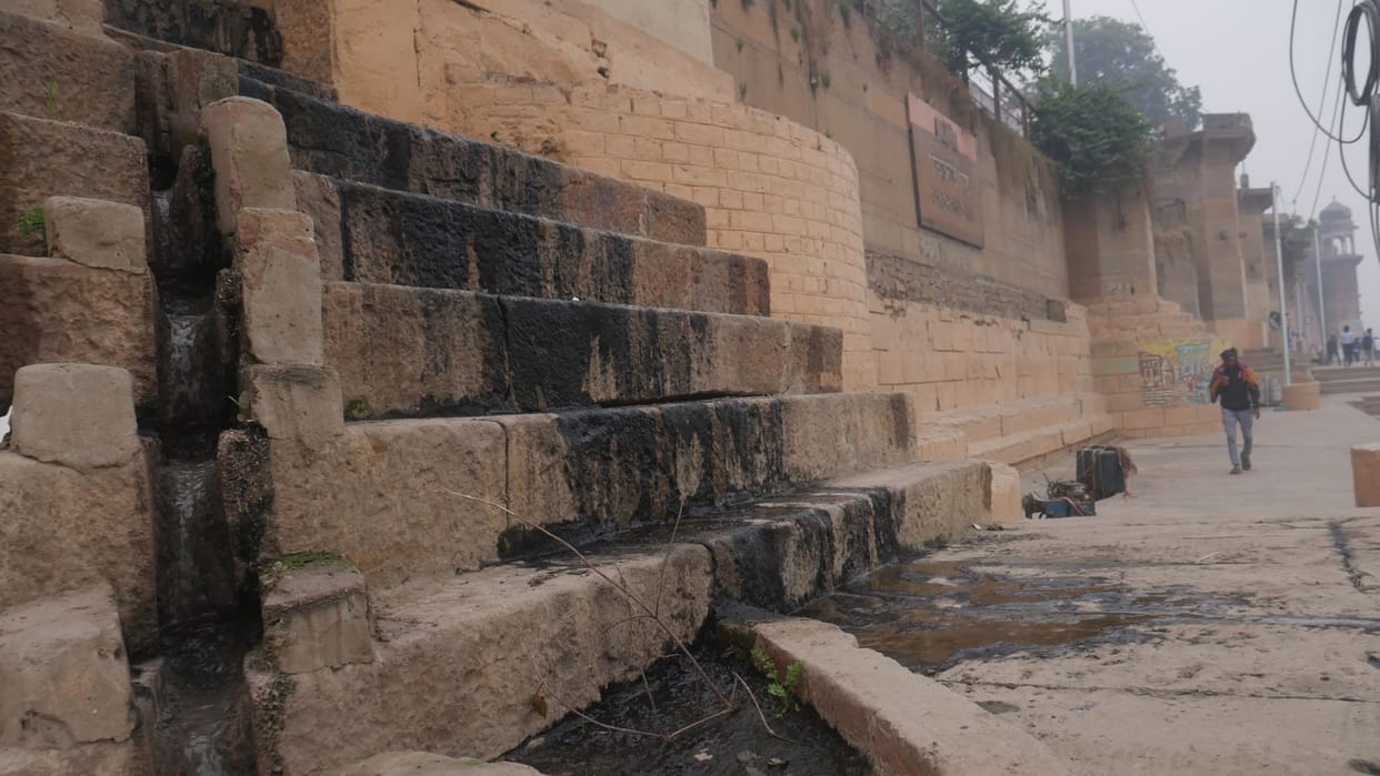 Mahakumbh 2025 alert 11 ghats of Kashi dangerous for Ganga Snan