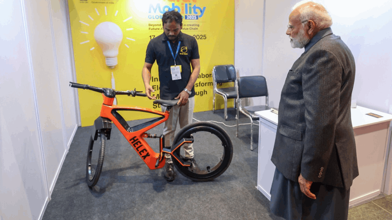 Auto Expo 2025 photos new bus Travel 1 km on e-cycle for 10 paise and Baby roller for narrow roads