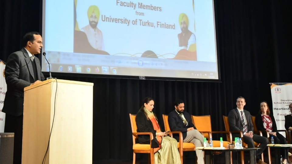 Finland University expert come Punjab gave training to 296 primary teachers