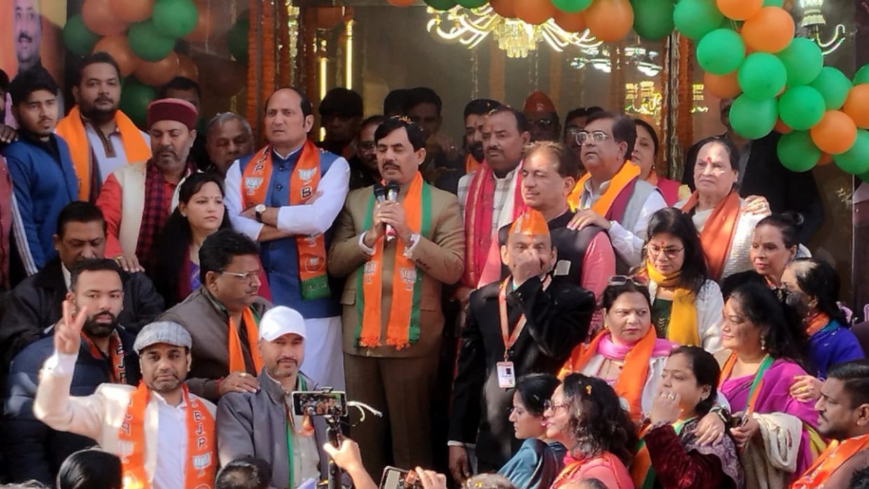 Delhi Elections: Mahakumbh of devotees in Prayagraj... of leaders in Delhi